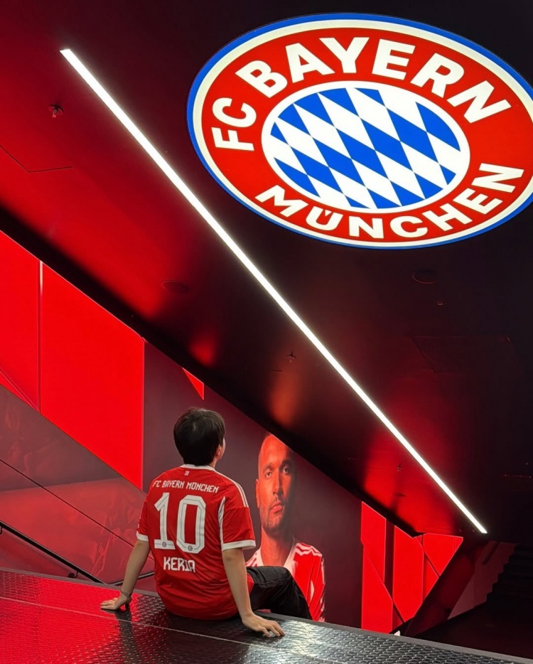 T1官方分享选手们参观拜仁主场的照片